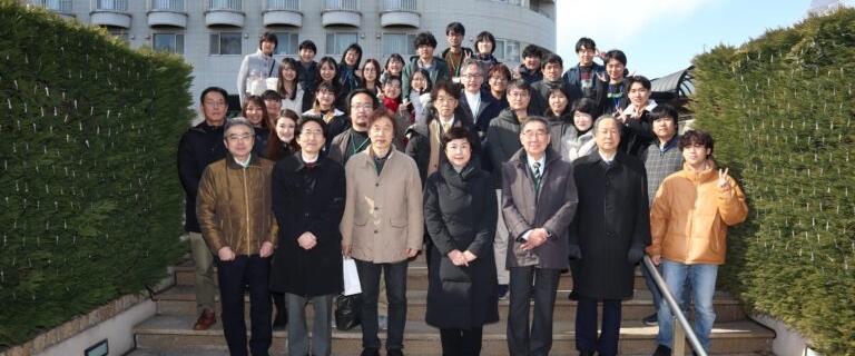 笑顔の学生たち・集合写真