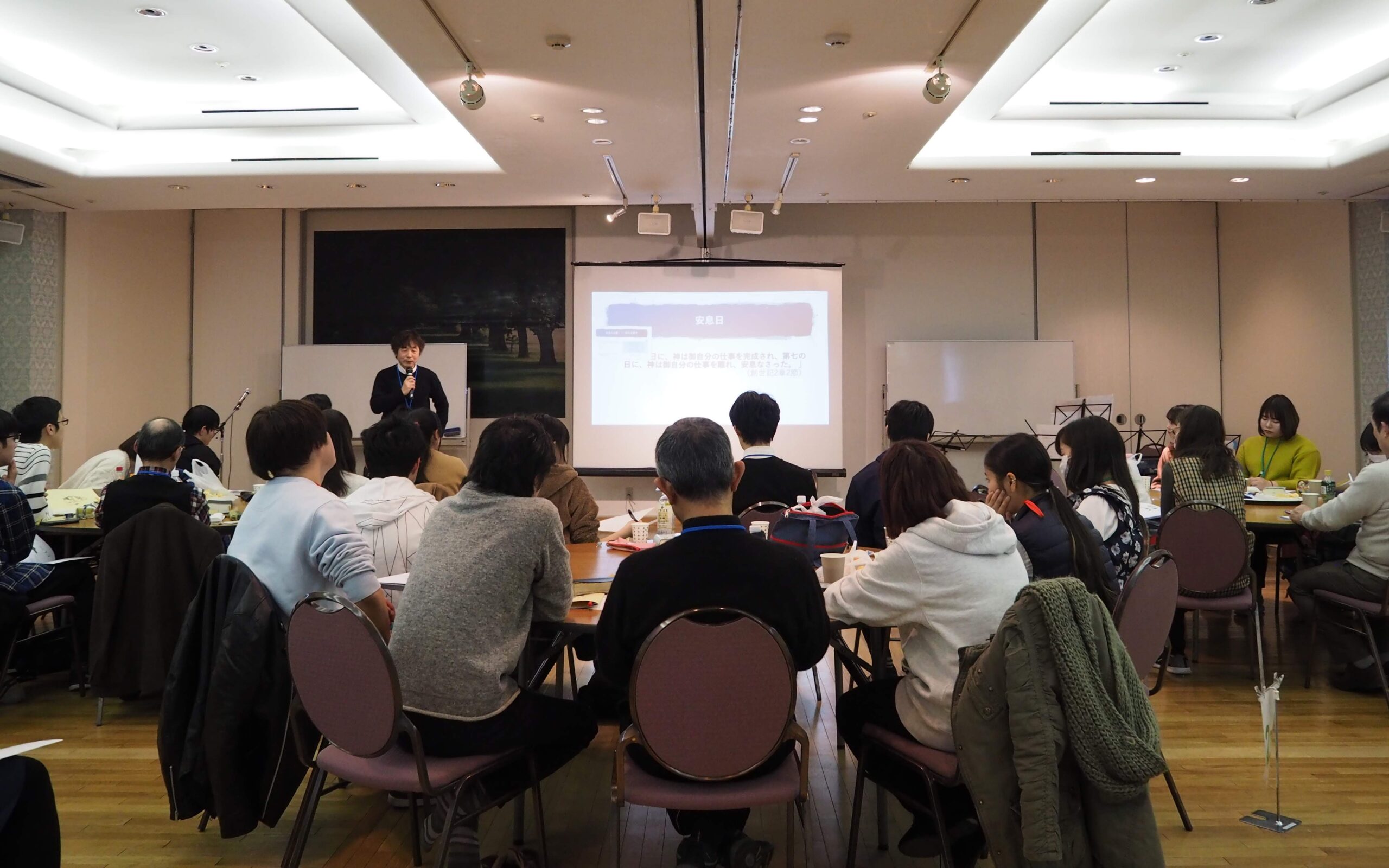 講演を聞く学生たちの様子