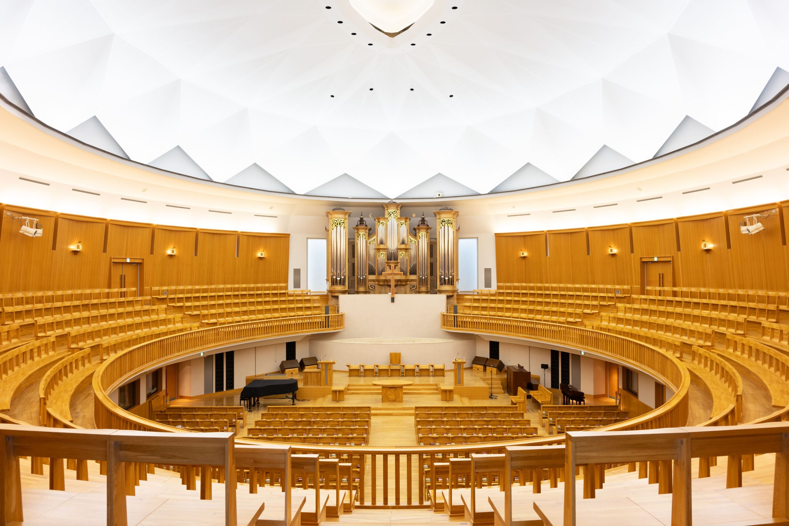 聖学院大学チャペル内前景