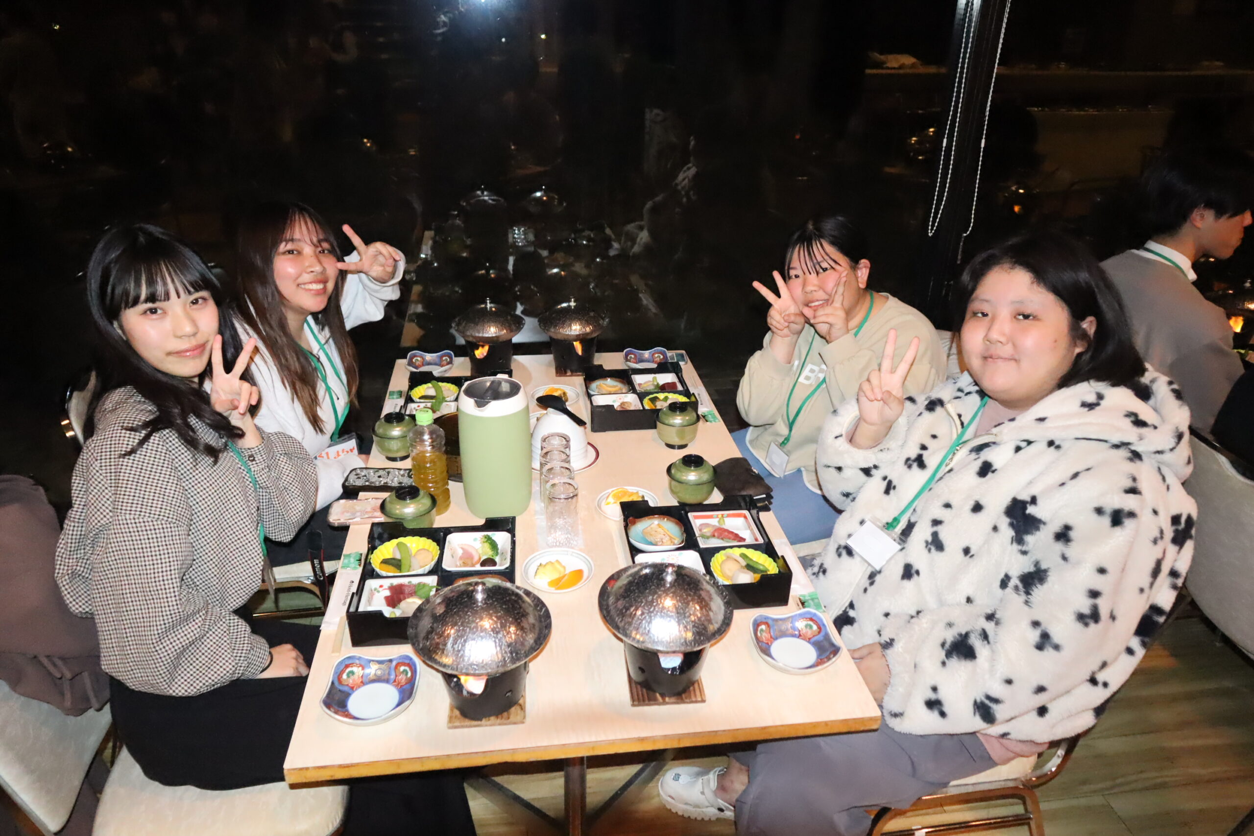 夕食を囲みながら会話する参加者たち