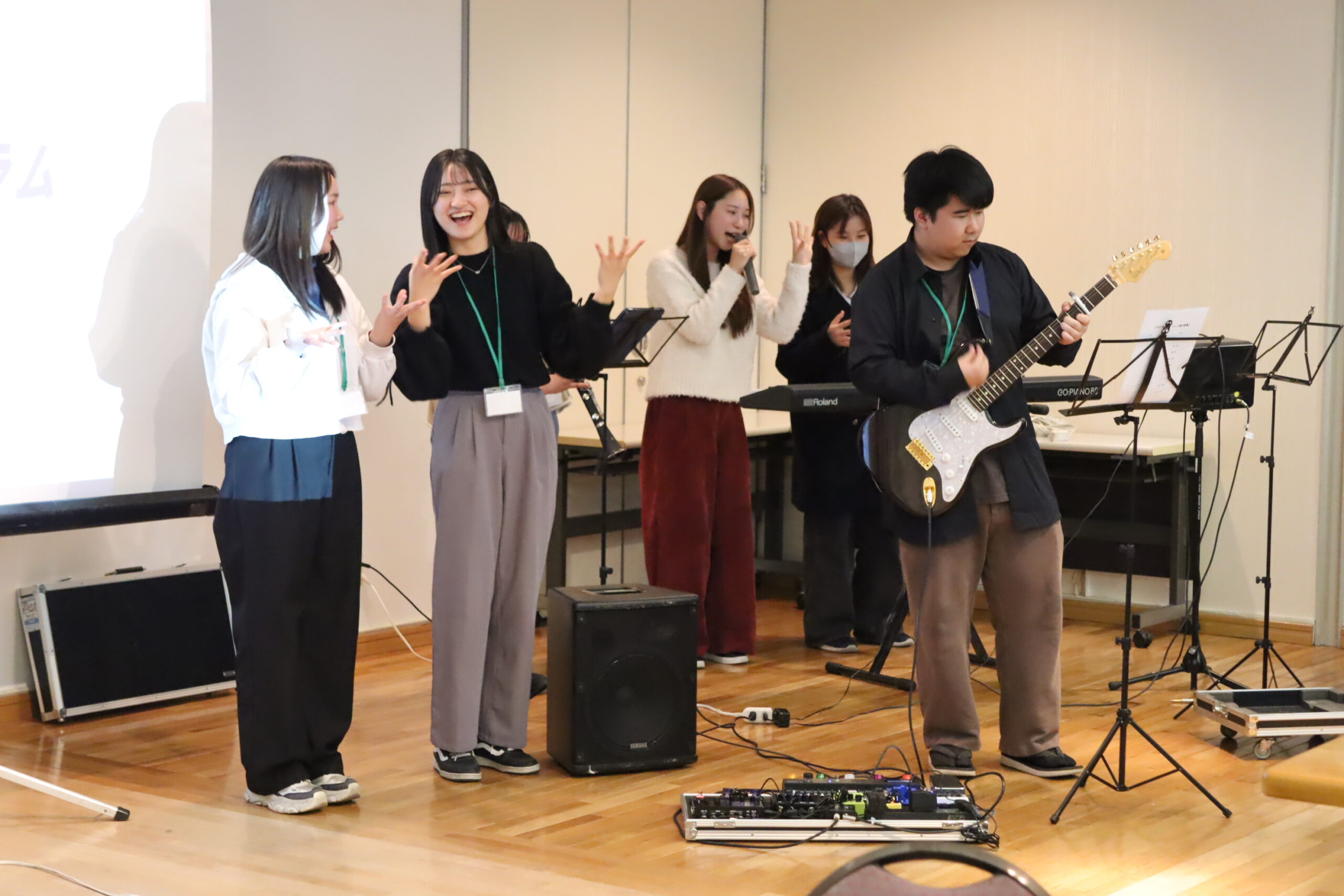 賛美プログラムで歌う参加者たち